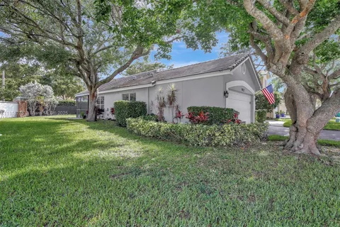 9012 Lake Park Cir S, Davie FL 33328