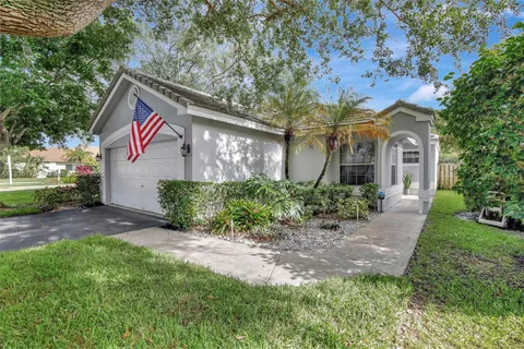 9012 Lake Park Cir S, Davie FL 33328