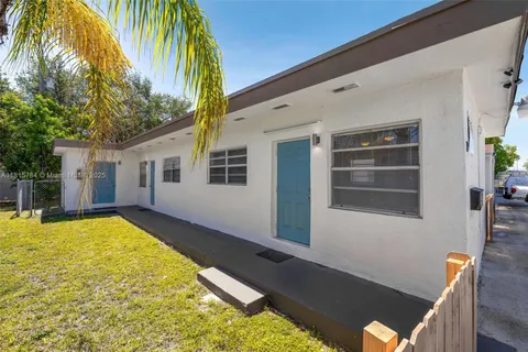 121 SW 5th Ct, Dania Beach FL 33004
