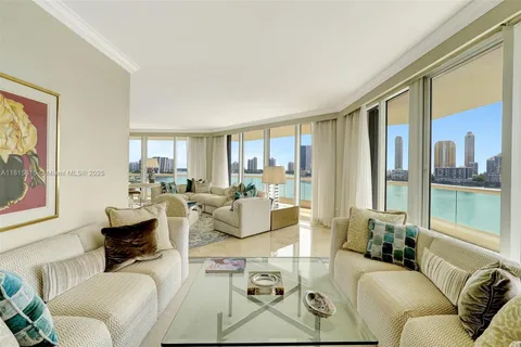 2600 Island Blvd # 904, Aventura FL 33160