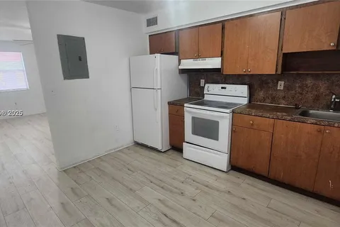 111 NW 152nd St # 15, Miami FL 33169
