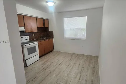111 NW 152nd St # 15, Miami FL 33169