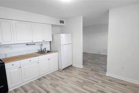 111 NW 152nd St # 20, Miami FL 33169