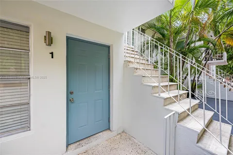 858 SW 2nd St # 1, Miami FL 33130
