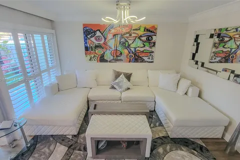 9894 NW 2nd Ct, Plantation FL 33324