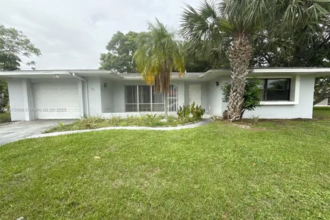 401 NE Cornwall Ave, Port St. Lucie FL 34983