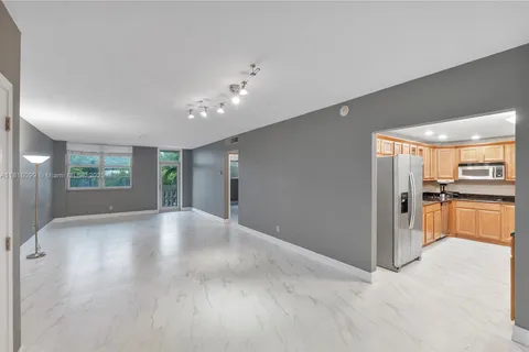 90 Edgewater Dr # 305, Coral Gables FL 33133