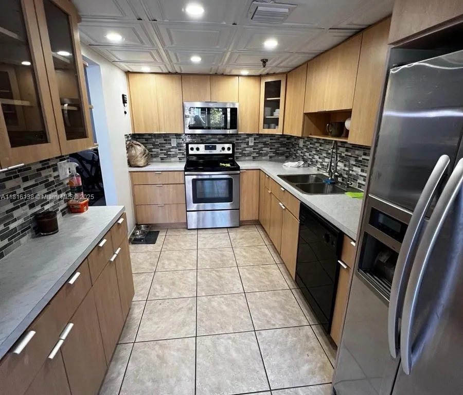 17890 W Dixie Hwy 421 Hwy # 421, Miami FL 33160