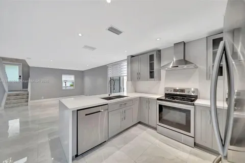 9883 NW 2nd St, Plantation FL 33324
