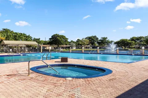 301 Cambridge Rd # 302, Hollywood FL 33024