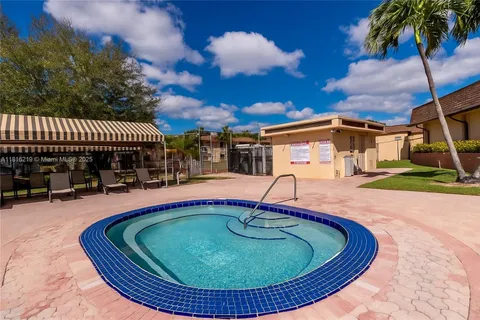 301 Cambridge Rd # 302, Hollywood FL 33024