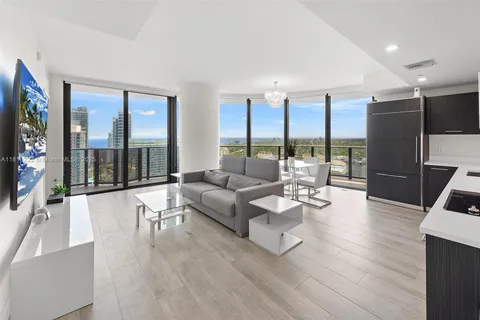 45 SW 9th St # 4006, Miami FL 33130