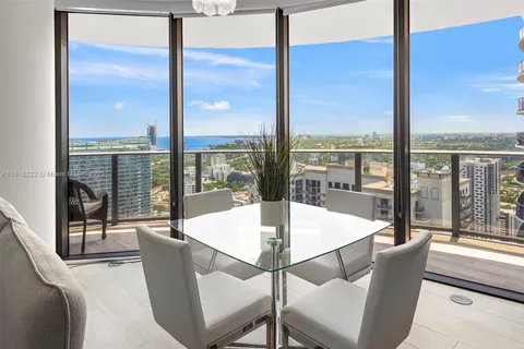 45 SW 9th St # 4006, Miami FL 33130