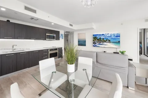 45 SW 9th St # 4006, Miami FL 33130