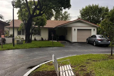 2213 Nova Village Dr, Davie FL 33317