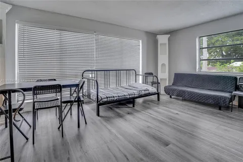 141 N Mcarthur Pkwy # 1, Pembroke Pines FL 33024
