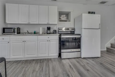 141 N Mcarthur Pkwy # 1, Pembroke Pines FL 33024