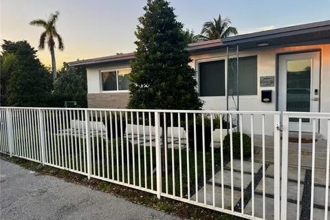 1012 SW 3rd Ave, Hallandale Beach FL 33009