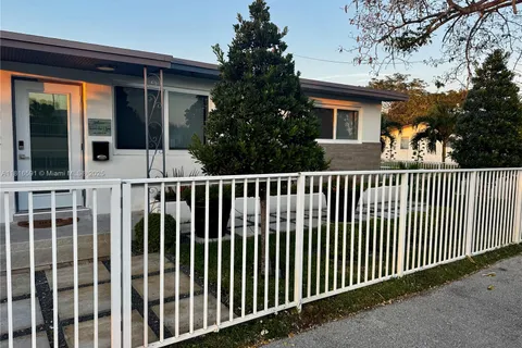 1012 SW 3rd Ave, Hallandale Beach FL 33009
