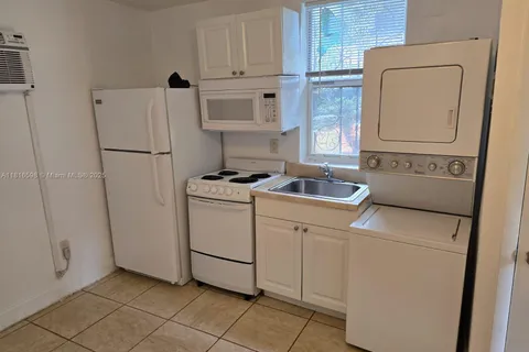 559 NW 44th St, Miami FL 33127