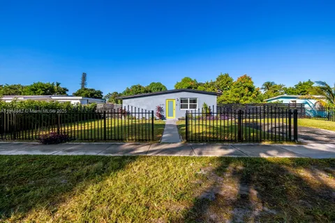 19350 NE 2nd Ave # 1, Miami FL 33179