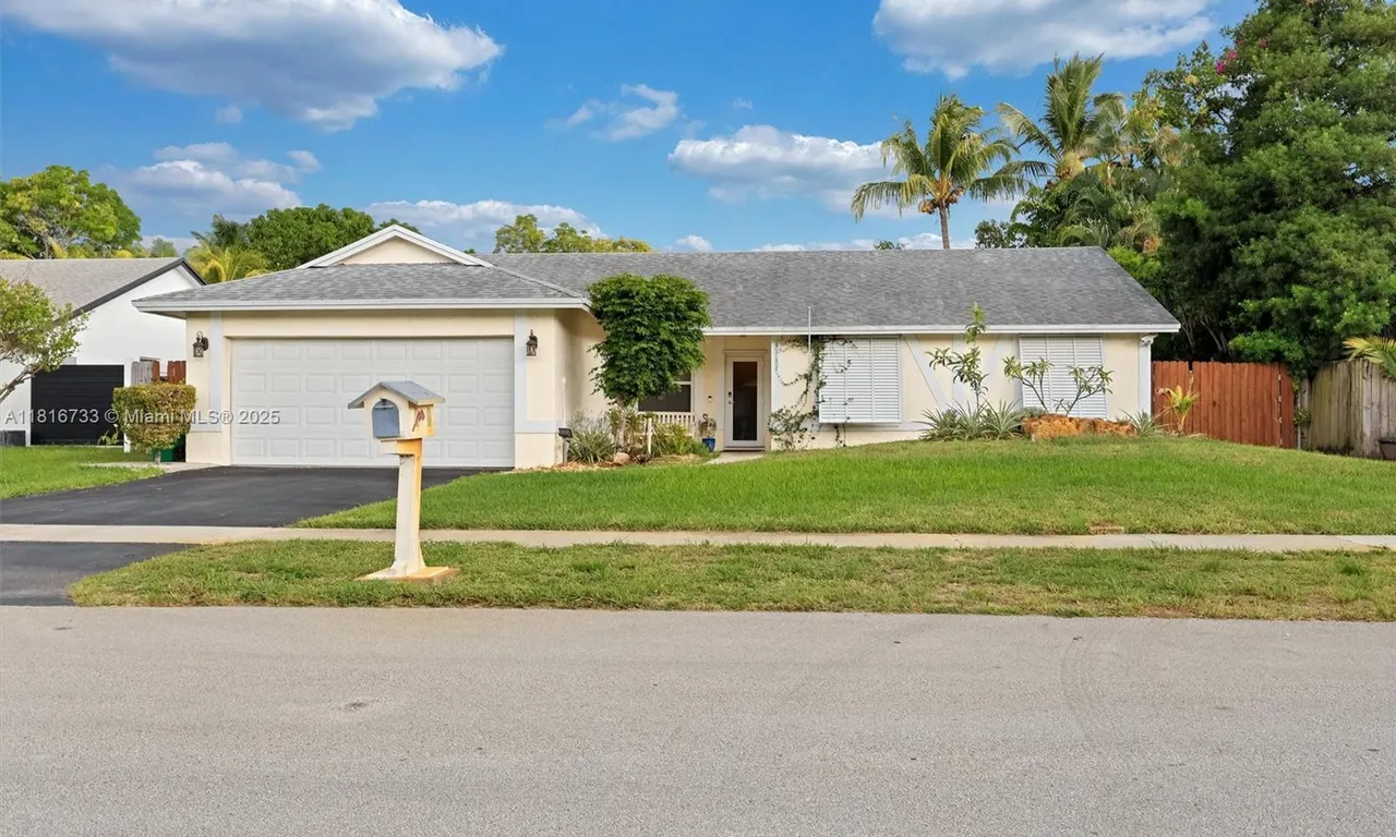4760 SW 57th Ave, Davie FL 33314