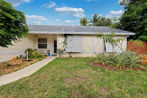 4760 SW 57th Ave, Davie FL 33314