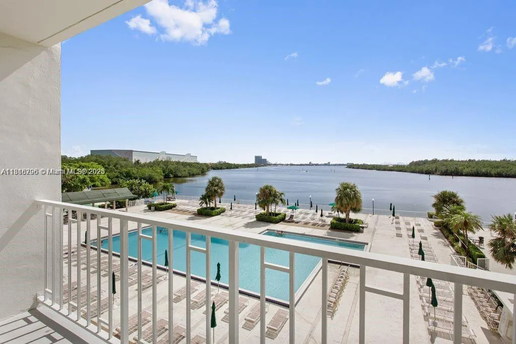 300 Bayview Dr # 302, Sunny Isles Beach FL 33160