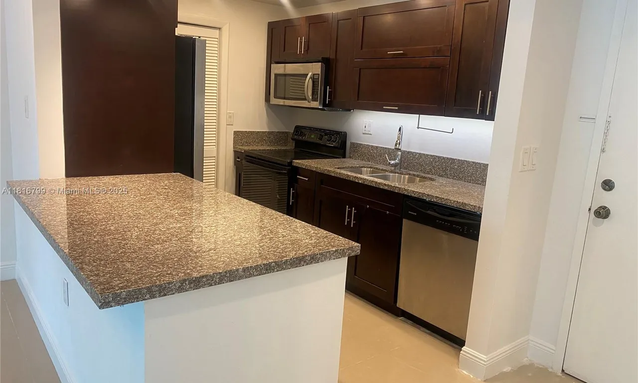 100 Lakeview Dr # 316, Weston FL 33326