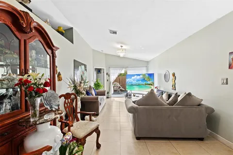 615 NW 108th Ter, Pembroke Pines FL 33026