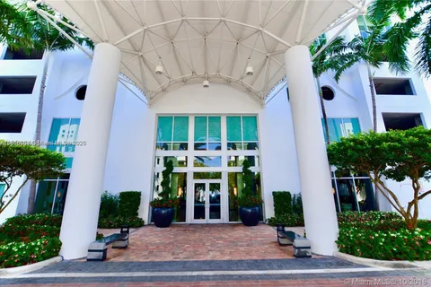 7900 Harbor Island Dr, North Bay Village FL 33141
