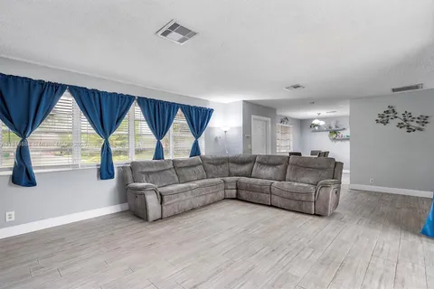 4710 SW 72nd Ave, Davie FL 33314