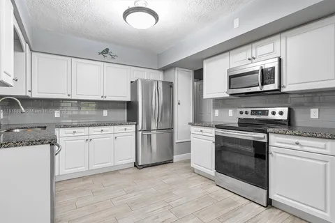 4710 SW 72nd Ave, Davie FL 33314