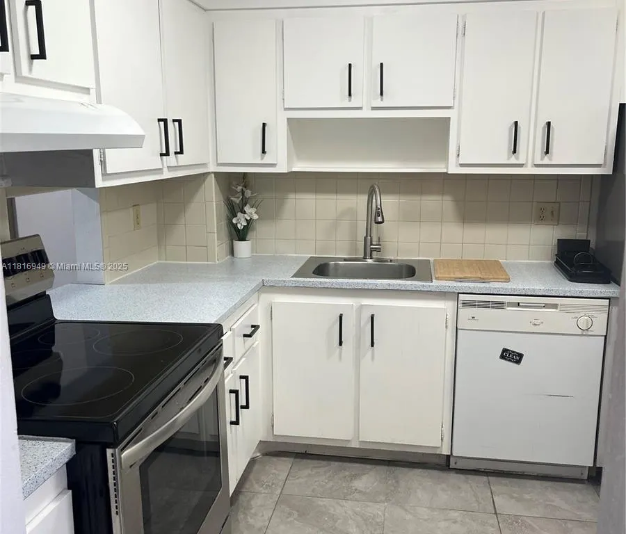 200 Ashbury Rd # 305, Hollywood FL 33024