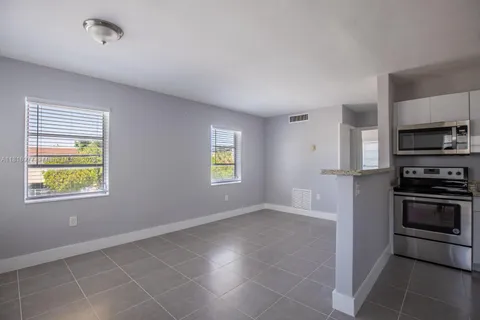 1960 NE 161st St # 204, North Miami Beach FL 33162