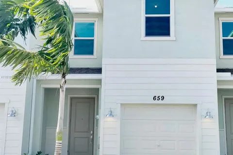 659 SE Lake Falls St, Port St. Lucie FL 34984