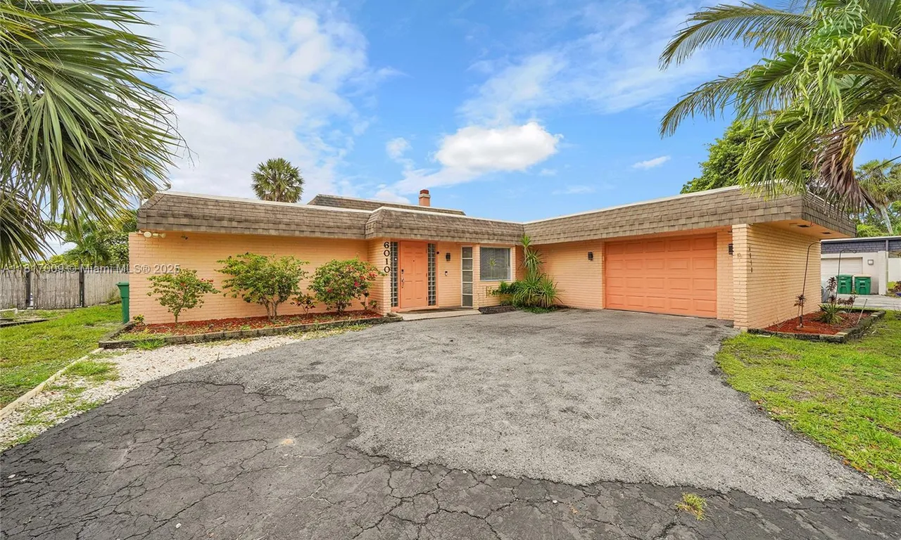 6010 Linden Cir, Tamarac FL 33319