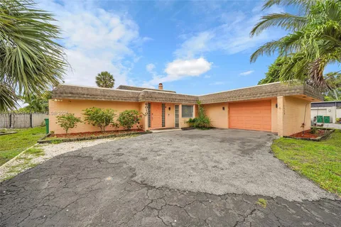 6010 Linden Cir, Tamarac FL 33319