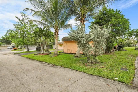 6010 Linden Cir, Tamarac FL 33319