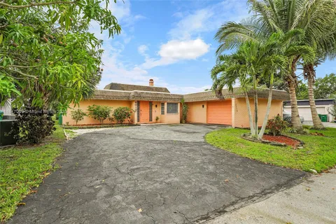 6010 Linden Cir, Tamarac FL 33319