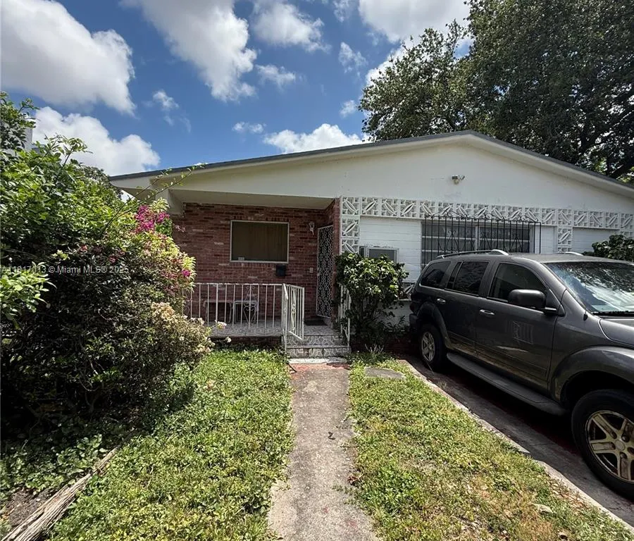 1110 NW 41st St, Miami FL 33127