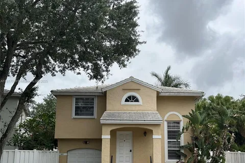 9825 NW 2nd Ct, Plantation FL 33324