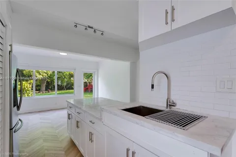 1615 Bay # 1, Miami Beach FL 33141