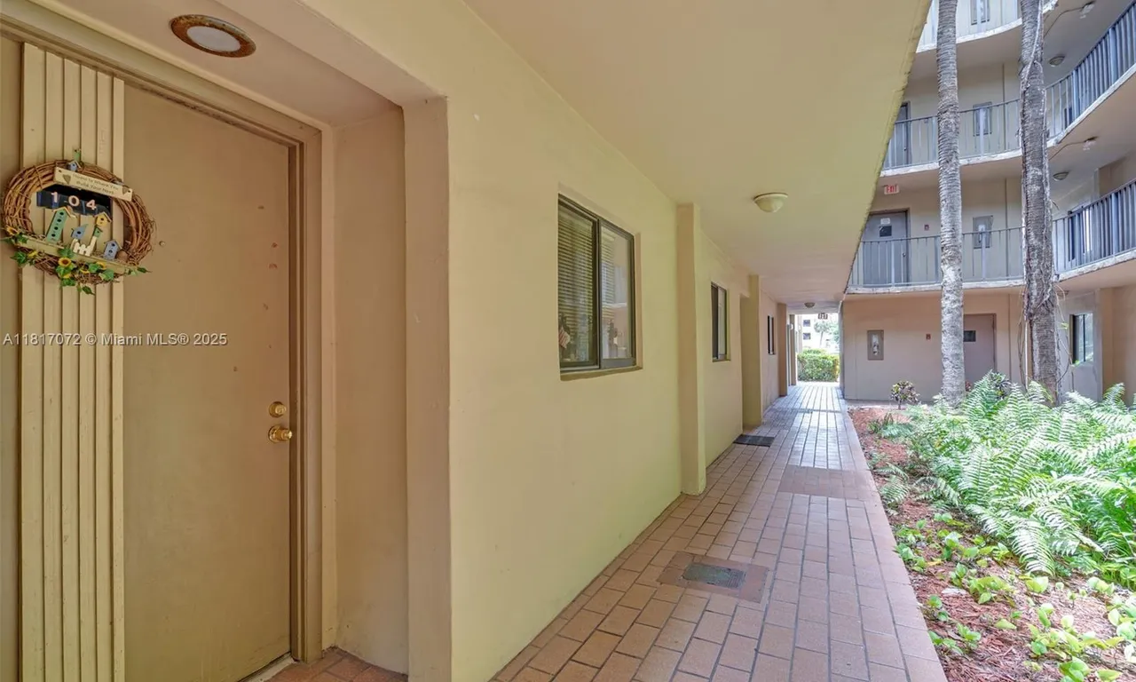 8635 NW 8th St # 104, Miami FL 33126