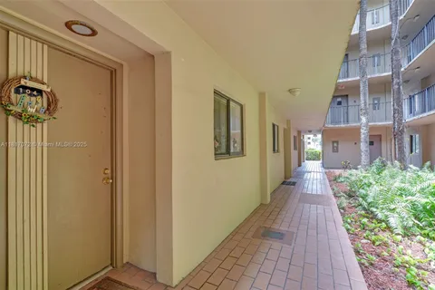 8635 NW 8th St # 104, Miami FL 33126