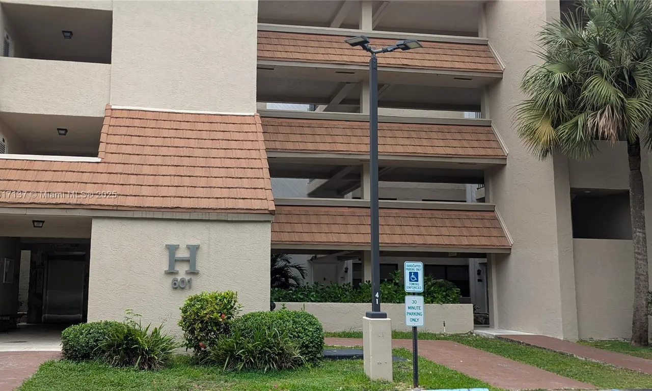 601 Ives Dairy Rd # 8, Miami FL 33179