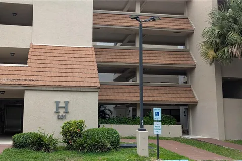 601 Ives Dairy Rd # 8, Miami FL 33179