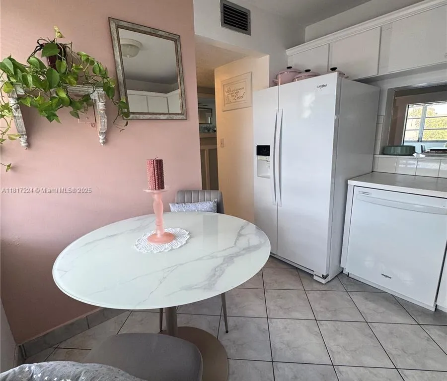 4270 NW 40th St # 313, Lauderdale Lakes FL 33319