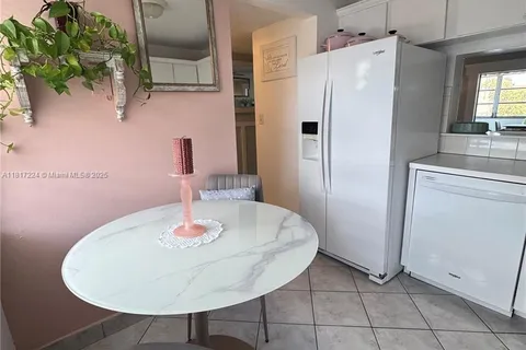 4270 NW 40th St # 313, Lauderdale Lakes FL 33319