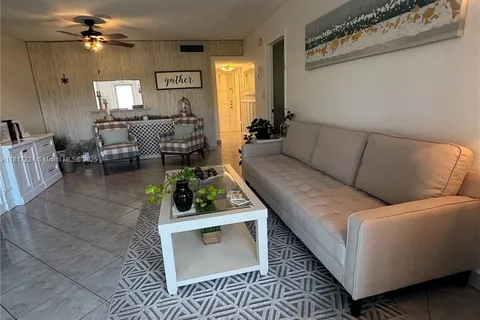 4270 NW 40th St # 313, Lauderdale Lakes FL 33319